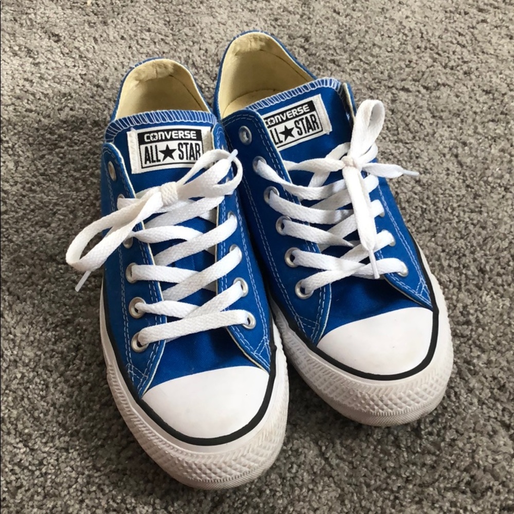 Blue low top converse!